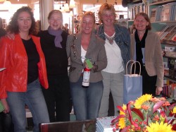 ‘Sisters in crime’ tijdens de presentatie van Yasmin: de schrijfsters Mireille Geus, Lizzy van Pelt, Loes, Inge de Bie en Annie van Gansewinkel. Schrijven is inderdaad ook heel gezellig!